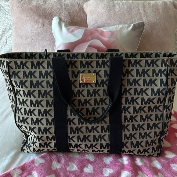 Michael Kors monogram overnight bag - Picture 3 of 10